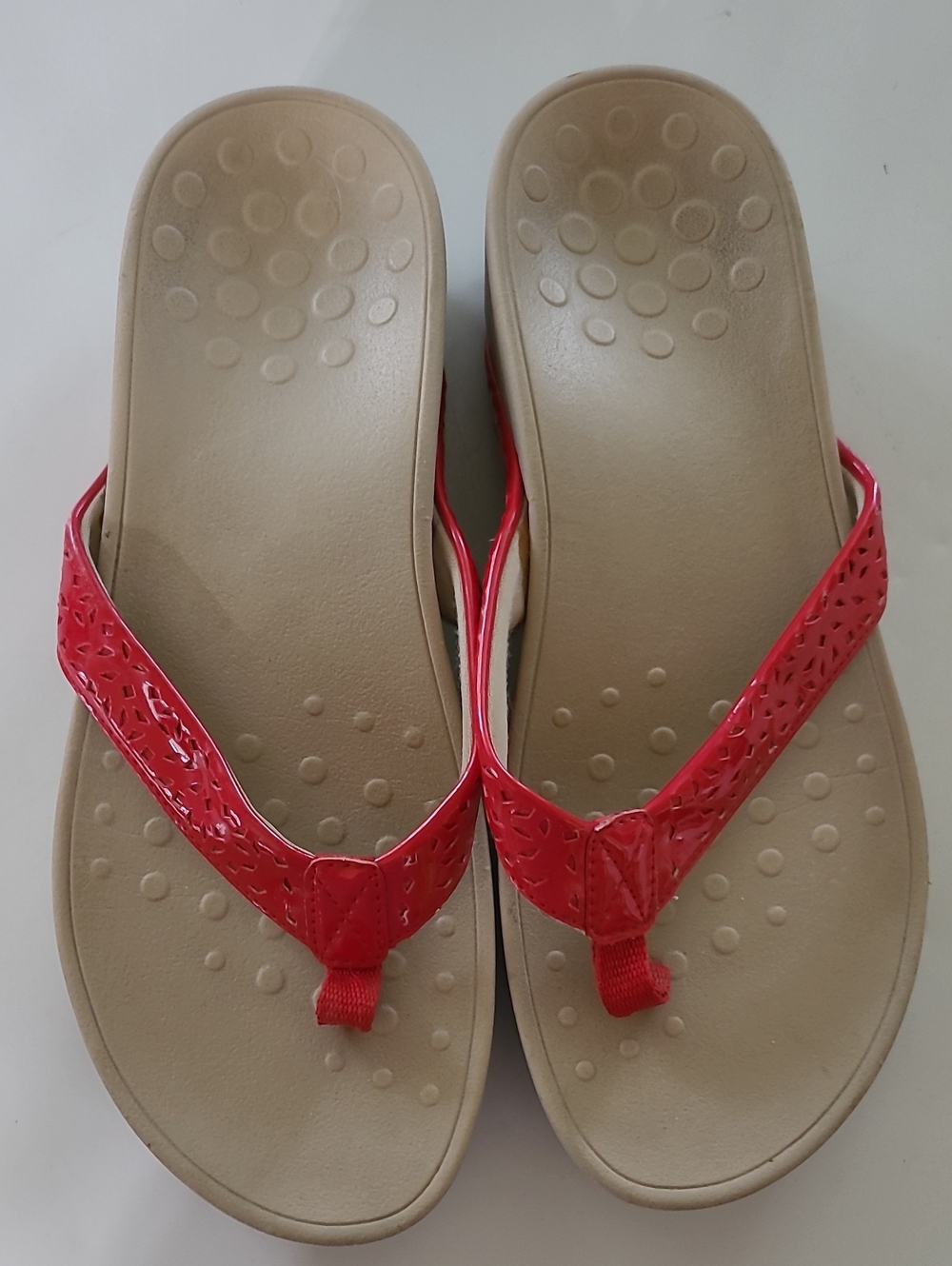 Vionic Women's Red Patent Thong Sandals